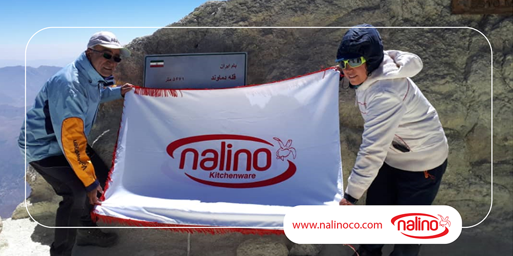 اهتزاز پرچم نالینو بر فراز قله دماوند
