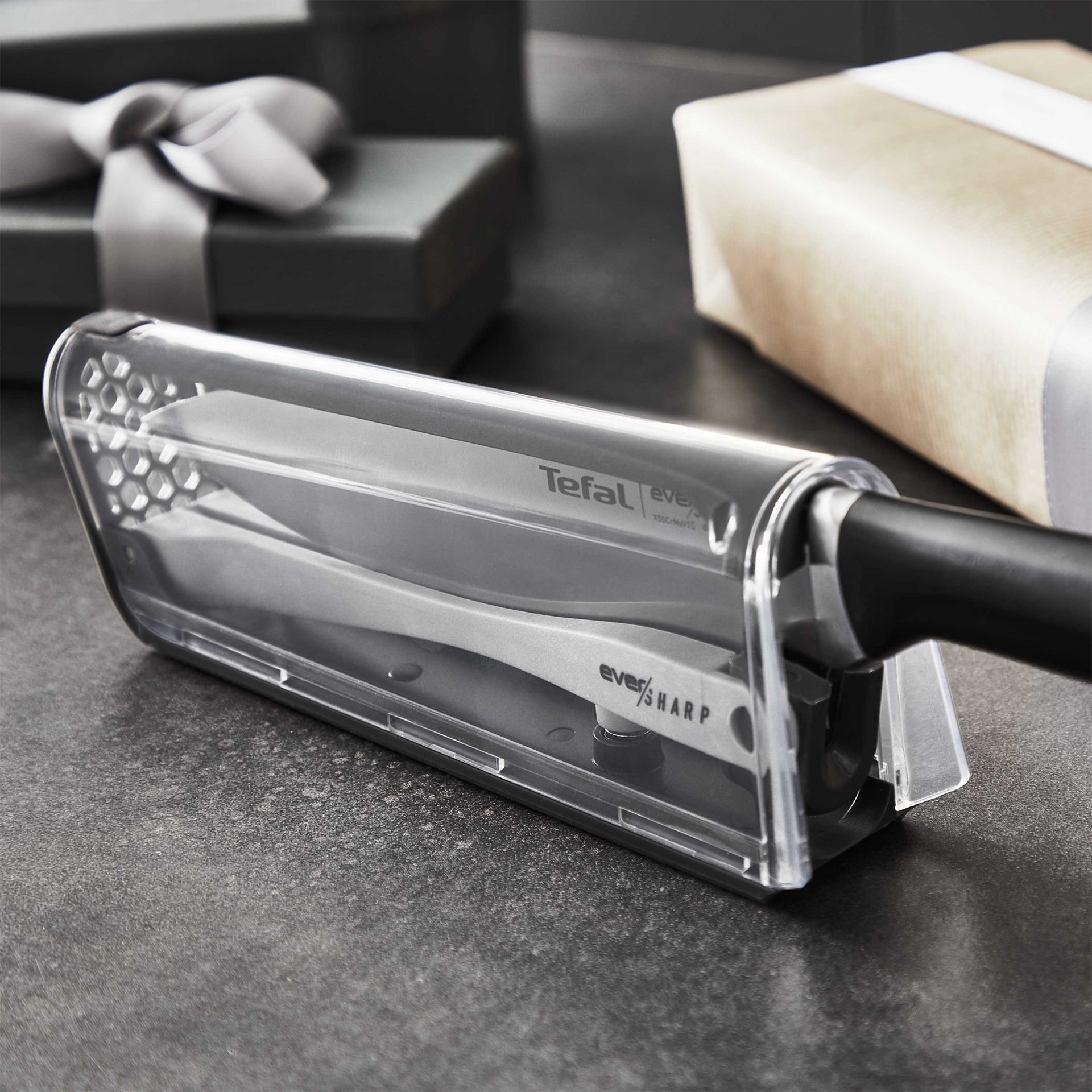 چاقوی سایز 16.5 تفال tefal مخصوص سرآشپز همراه با چاقو تیز کن